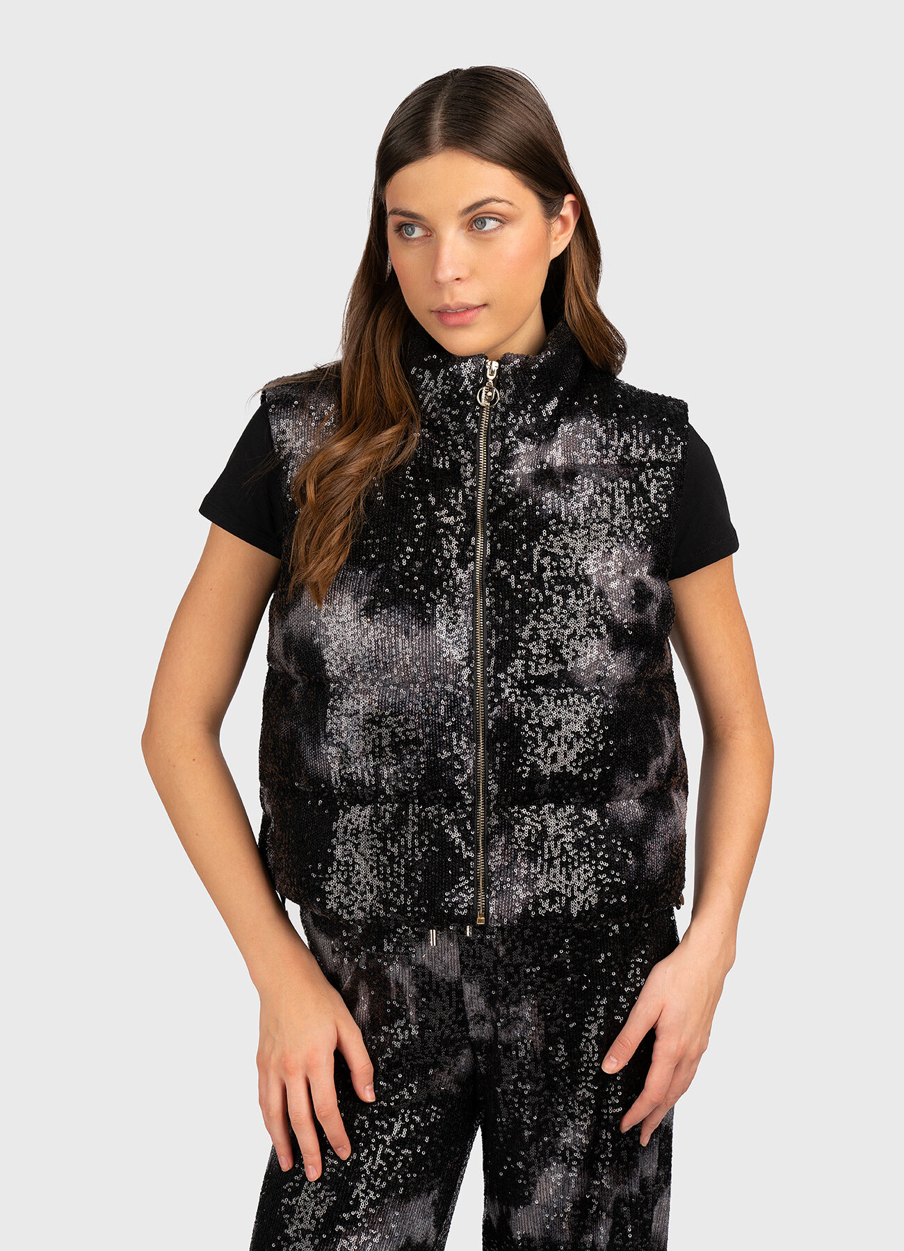 Gilet imbottito con paillettes applicate Gilet imbottito con paillettes applicate