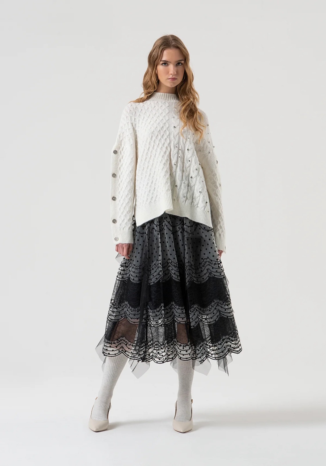 Maglia Over con punto treccia e pietre luminose Maglia Over con punto treccia e pietre luminose