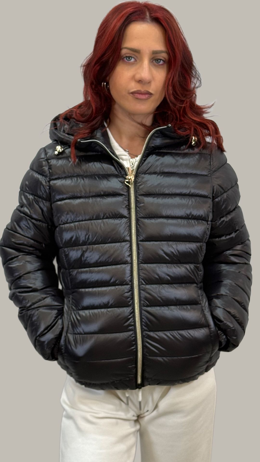 Piumino corto con cappuccio Piumino corto con cappuccio