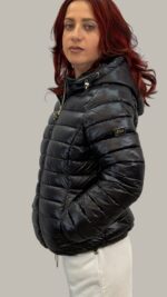 Piumino corto con cappuccio 2