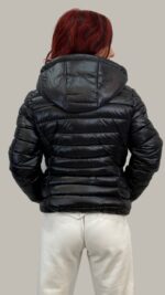 Piumino corto con cappuccio 3